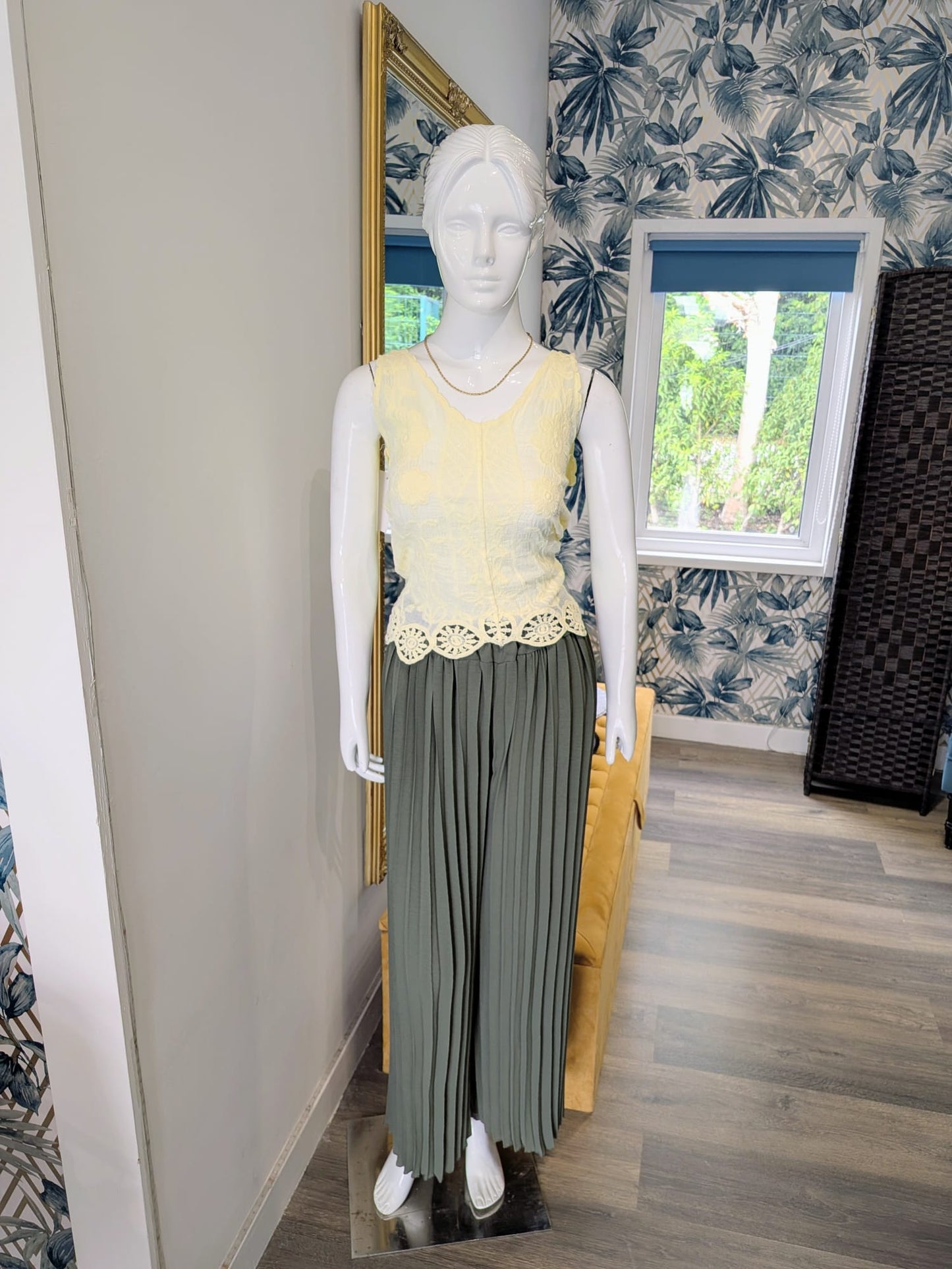 Green pleated trousers