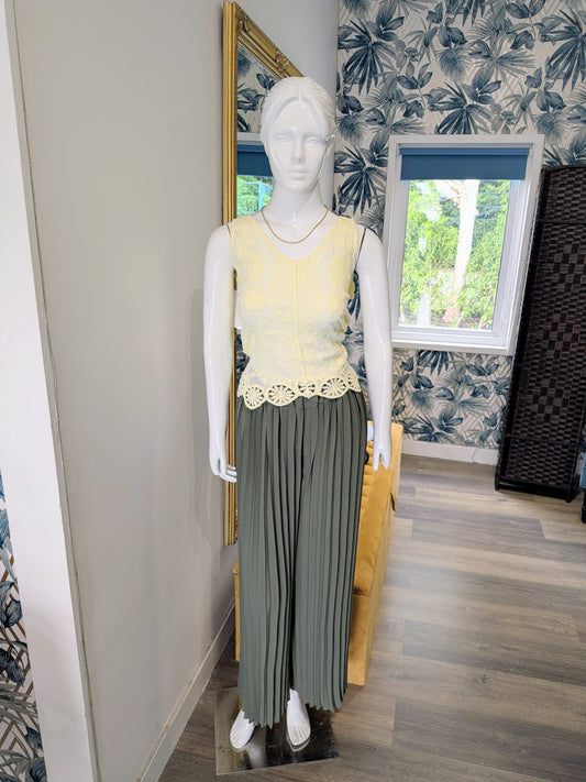 Green pleated trousers